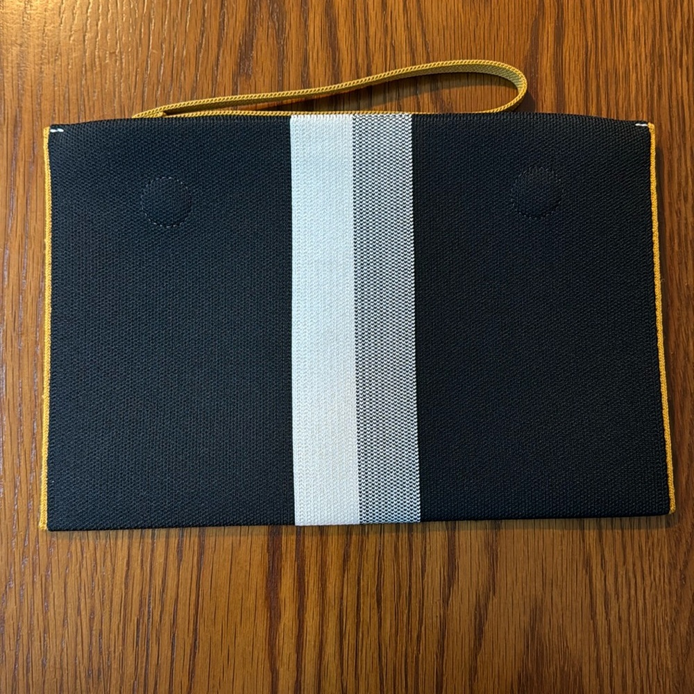 Rothy’s Essential Pouch with Magnets - Black Mist